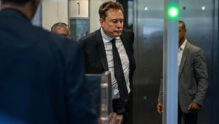 Musk beim Betreten des Gerichtssaals
