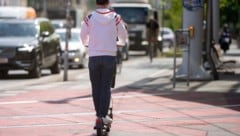 E-Scooter haben eine erlaubte Höchstgeschwindigkeit von 25 km/h (Symbolbild)