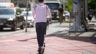 E-Scooter haben eine erlaubte Höchstgeschwindigkeit von 25 km/h (Symbolbild)