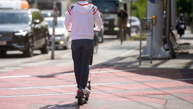 E-Scooter haben eine erlaubte Höchstgeschwindigkeit von 25 km/h (Symbolbild)