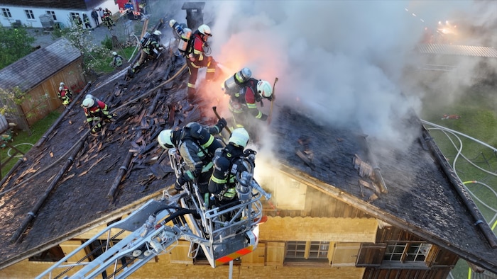 Die Feuerwehr musste das Dach abdecken, um an alle Glutnester zu gelangen.