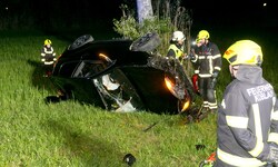 Der Pkw wurde in eine Wiese geschleudert und blieb seitlich liegen.