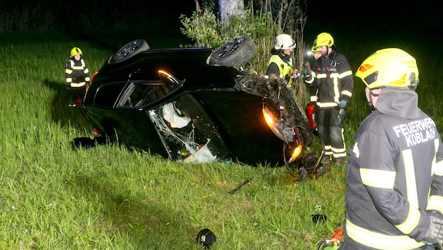 Der Pkw wurde in eine Wiese geschleudert und blieb seitlich liegen.