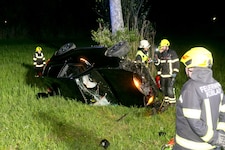 Der Pkw wurde in eine Wiese geschleudert und blieb seitlich liegen.