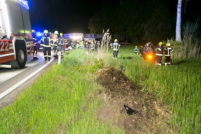 An dieser Stelle kam der Pkw von der Fahrbahn ab und wurde ausgehoben.