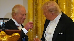 Der britische König Charles und US-Präsident Donald Trump prosteten sich am Dienstag beim Dinner ...