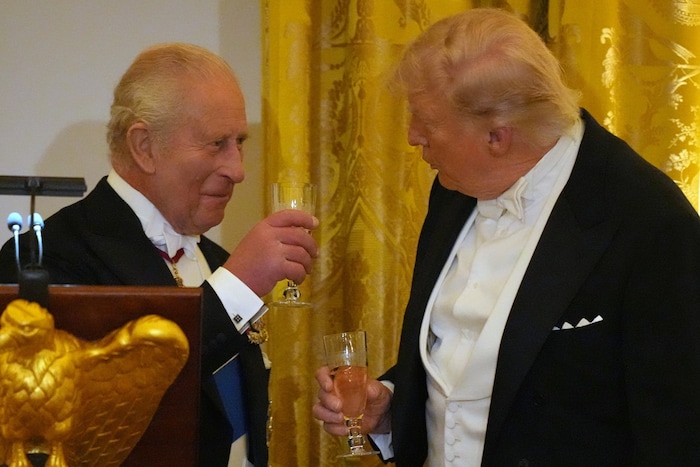Charles und Trump stoßen an.
