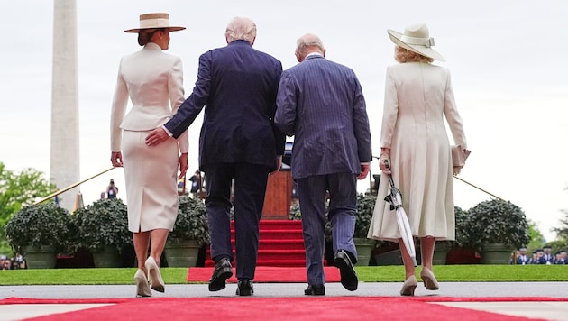 Präsident Donald Trump (Mitte links) schreitet gemeinsam mit dem britischen König Charles III., ...