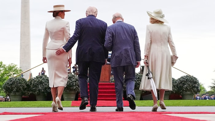 Präsident Donald Trump (Mitte links) schreitet gemeinsam mit dem britischen König Charles III., ...