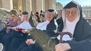 Die Schwestern Rita, Bernadette und Regina sind bereits am Petersplatz.