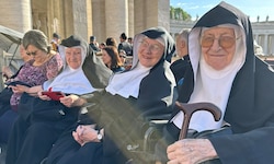 Die Schwestern Rita, Bernadette und Regina sind bereits am Petersplatz.