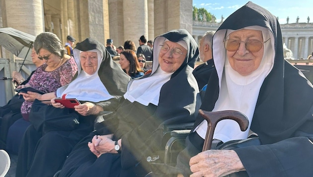 Die Schwestern Rita, Bernadette und Regina sind bereits am Petersplatz.