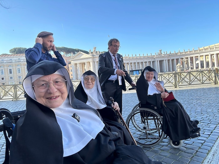 Ihre Helfer brachten die Schwestern zur Generalaudienz.