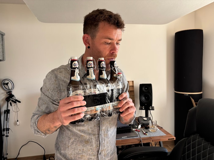 Aus leeren Bierflaschen wurde eine Panflöte (u.) gezaubert.