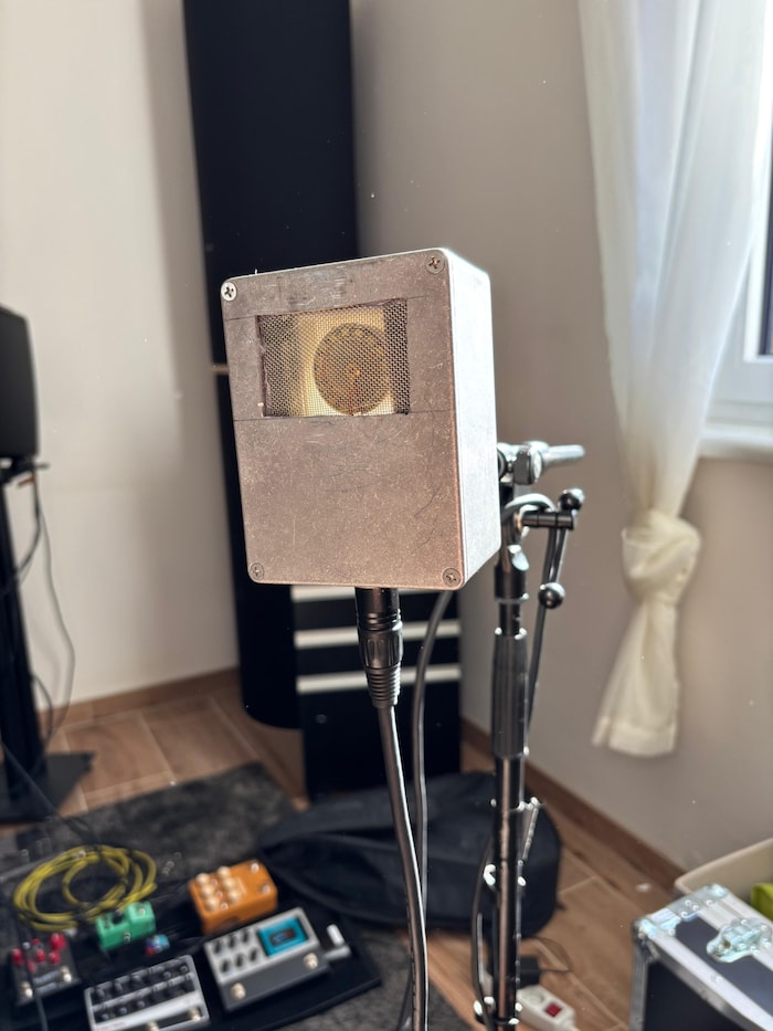 Ein Mikrofon aus Müll.