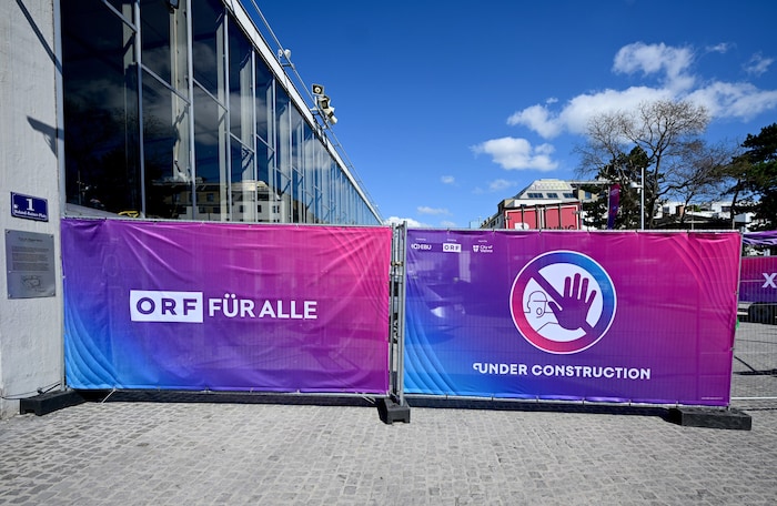 Das gesamte Gelände der Stadthalle ist bereits umzäunt und abgesperrt. Auch der Märzpark davor.