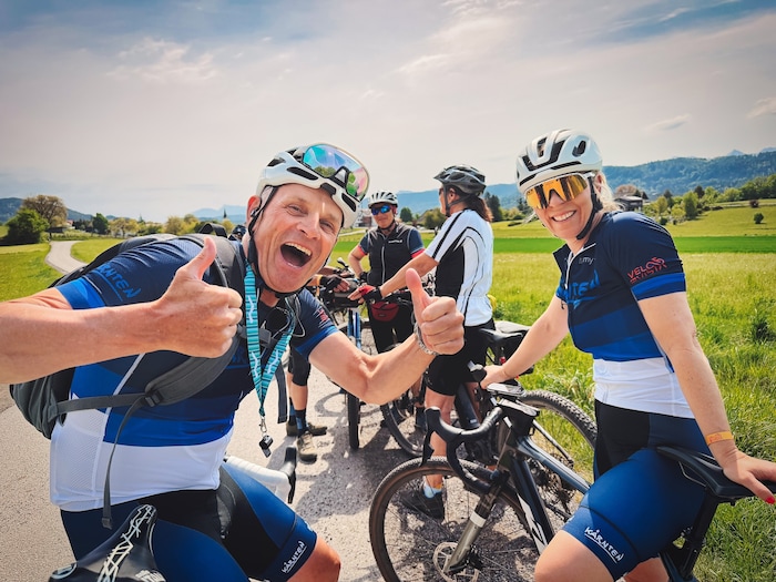 Die Guides Jörg und Silvi streuen den Velovistas Rosen: „Es macht Spaß, mit ihnen zu radeln.“