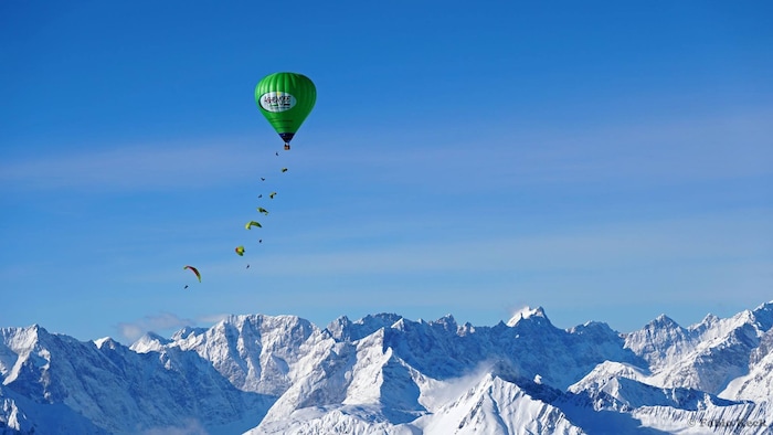 Anders als beim Fallschirmspringen, wo man den Schirm im Flug öffnet, ist ein Gleitschirm beim ...