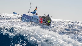 Unterwegs auf dem Atlantik – zu viert mit einem kleinen Ruderboot, gerudert wird in Schichten!
