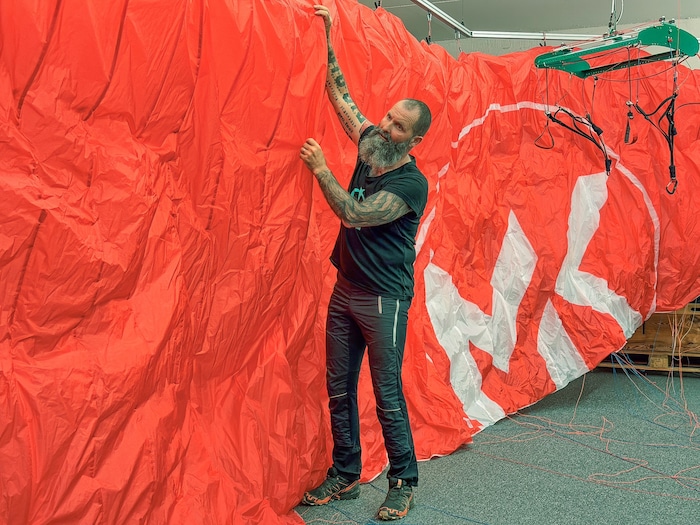 Im Tiroler Maurach, einem der Hotspots der weltweiten Gleitschirm-Entwicklung arbeitet Mike an ...