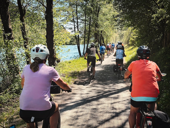 Der Großteil der Route führt entlang von Radwegen – teils auf Asphalt, aber auch auf Schotter.