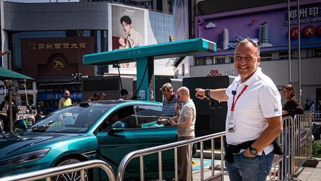 Achim Mörtl bei einer Live-Ladevorführung: „In neun Minuten war das Auto vollgeladen!“