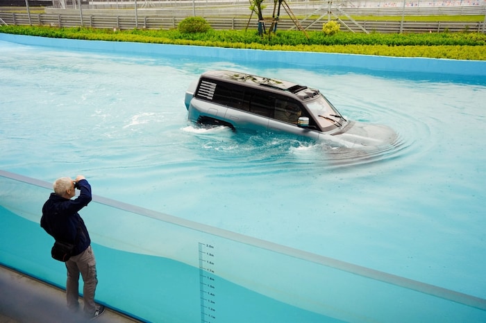 Beeindruckend: Der Yangwang U8 kann sogar schwimmen.