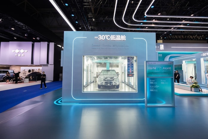 Sogar eine eigene Kältebox wurde aufgestellt, um zu zeigen, dass das Laden selbst bei minus 30 ...