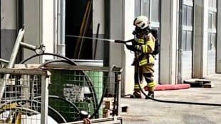 Die Florianis mussten die Flasche aus der Deckung per Wasserstrahl kühlen.