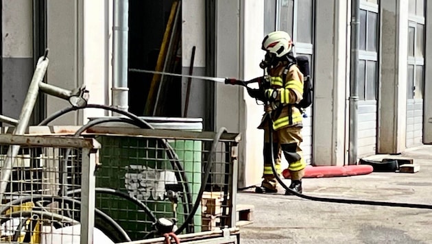 Die Florianis mussten die Flasche aus der Deckung per Wasserstrahl kühlen.
