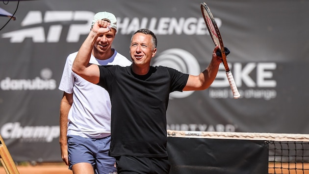 Der Deutsche Philipp Kohlschreiber (vorne) durfte bei seinem Comeback in Mauthausen über einen ...