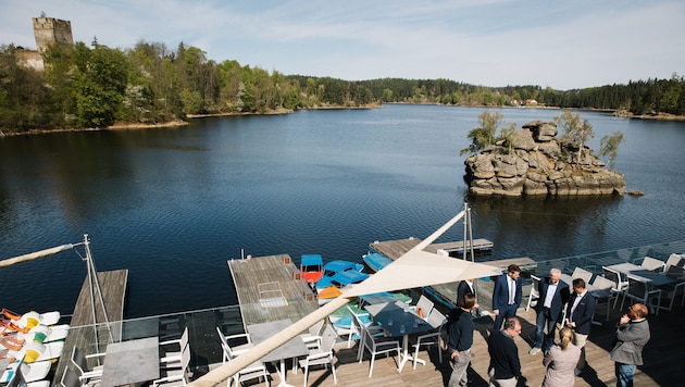 Neustart in Ottenstein mit Gästen und Natur als Sieger: Bauer (links), die neuen Betreiber ...