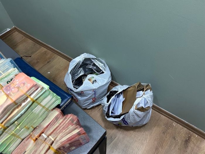 In den Callcentern und Wohnungen stapelte sich das erbeutete Geld.