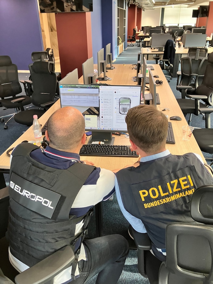 Heimische Ermittler und Europol-Beamte beendeten zuvor gestartete „Kundengespräche“.