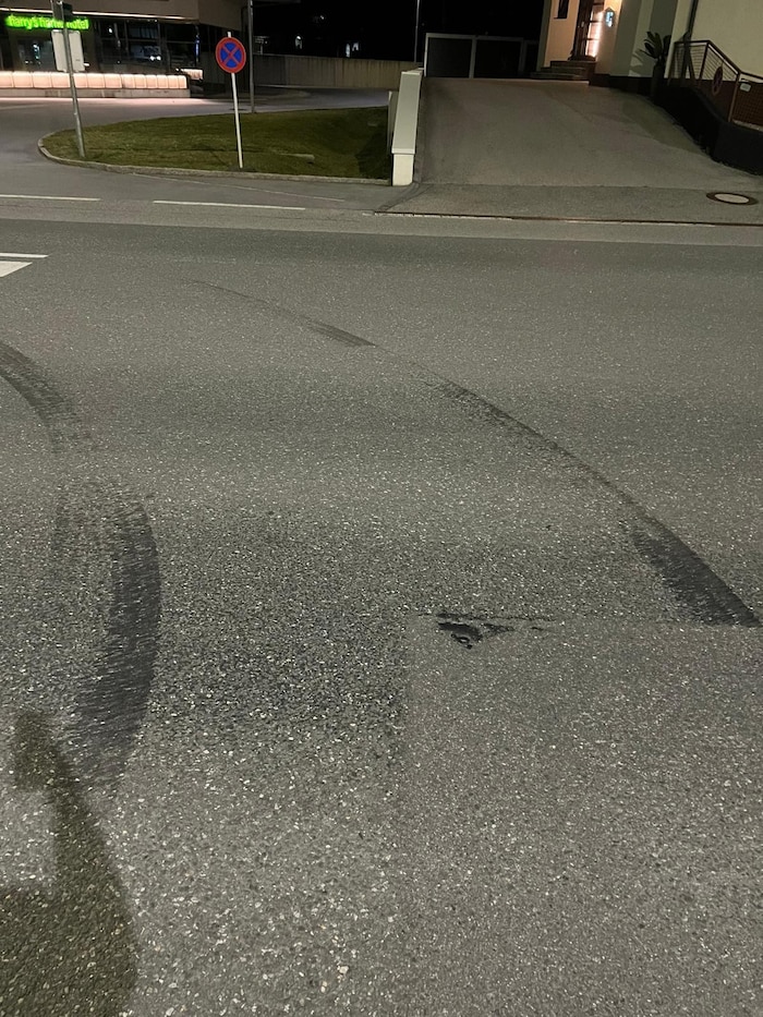 Der Abrieb der Reifen in der Kurve spricht Bände.