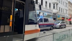 Der Radler fuhr vor die Straßenbahngarnitur und wurde gerammt. (Symbolbild)