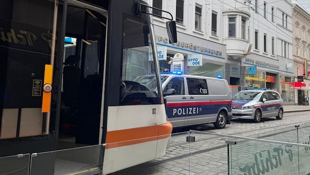 Der Radler fuhr vor die Straßenbahngarnitur und wurde gerammt. (Symbolbild)