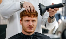 Bulle Yorbe Vertessen fühlt sich beim Friseur wohl.