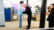 Um in die Stadthalle zu kommen, muss man akribische Kontrollen wie am Flughafen über sich ...