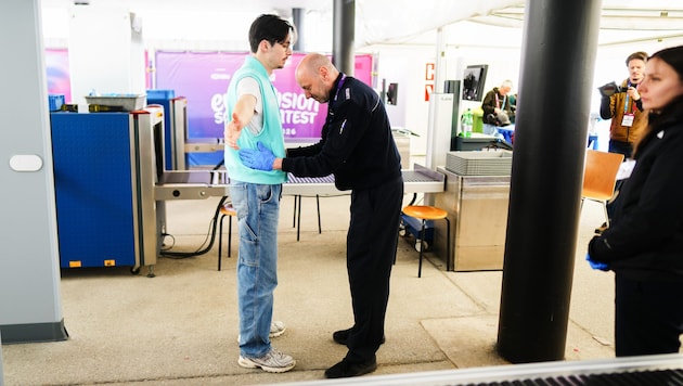 Um in die Stadthalle zu kommen, muss man akribische Kontrollen wie am Flughafen über sich ...