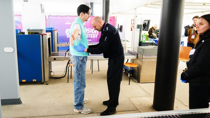 Wer in die Stadthalle will, hat mit strengen Zugangskontrollen wie am Flughafen zu rechnen.