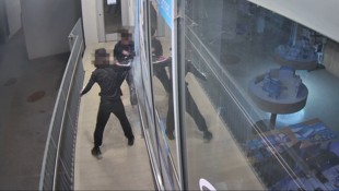 Zwei der Jugendlichen bei der Tat