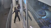 Zwei der Jugendlichen bei der Tat
