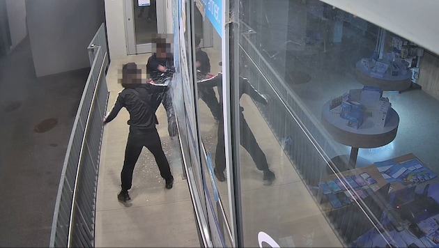 Zwei der Jugendlichen bei der Tat