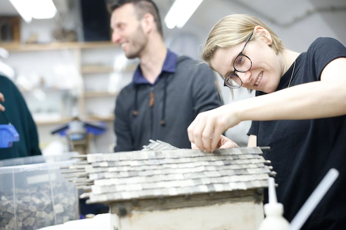 Julia und Stefan bauen gemeinsam an ihrem zweiten Holzhaus.