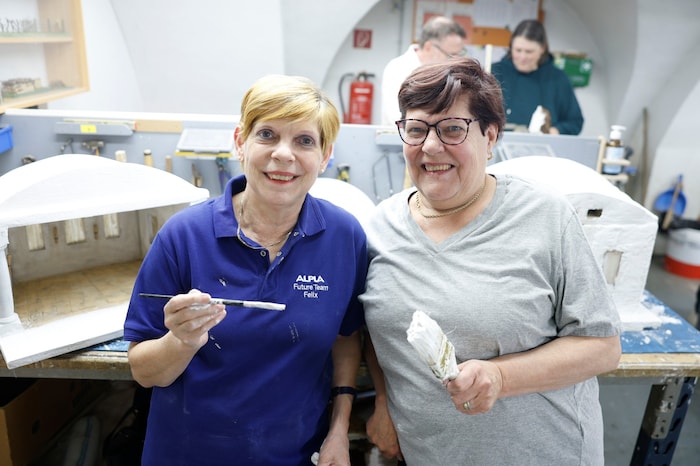 Monika und Reinhelde bauen jeweils eine Passionskrippe.