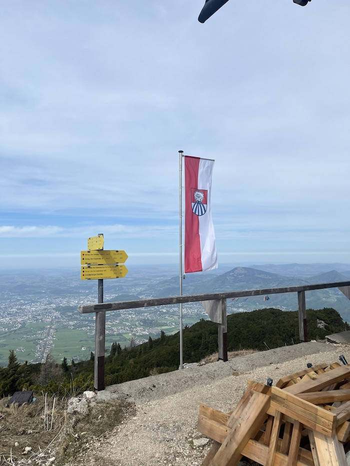 Auc die Fahne der Gemeinde Grödig ist bereits gehisst.