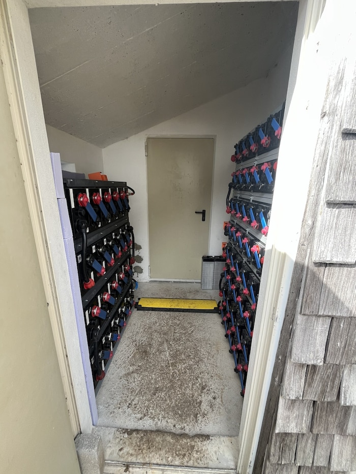 Große Batterien speichern den Sonnenstrom.