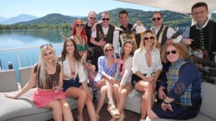 Die sechs Hauptdarstellerinnen und die Lauser beim sommerlichen Videodreh am Wörthersee.