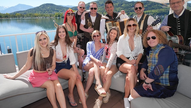 Die sechs Hauptdarstellerinnen und die Lauser beim sommerlichen Videodreh am Wörthersee.